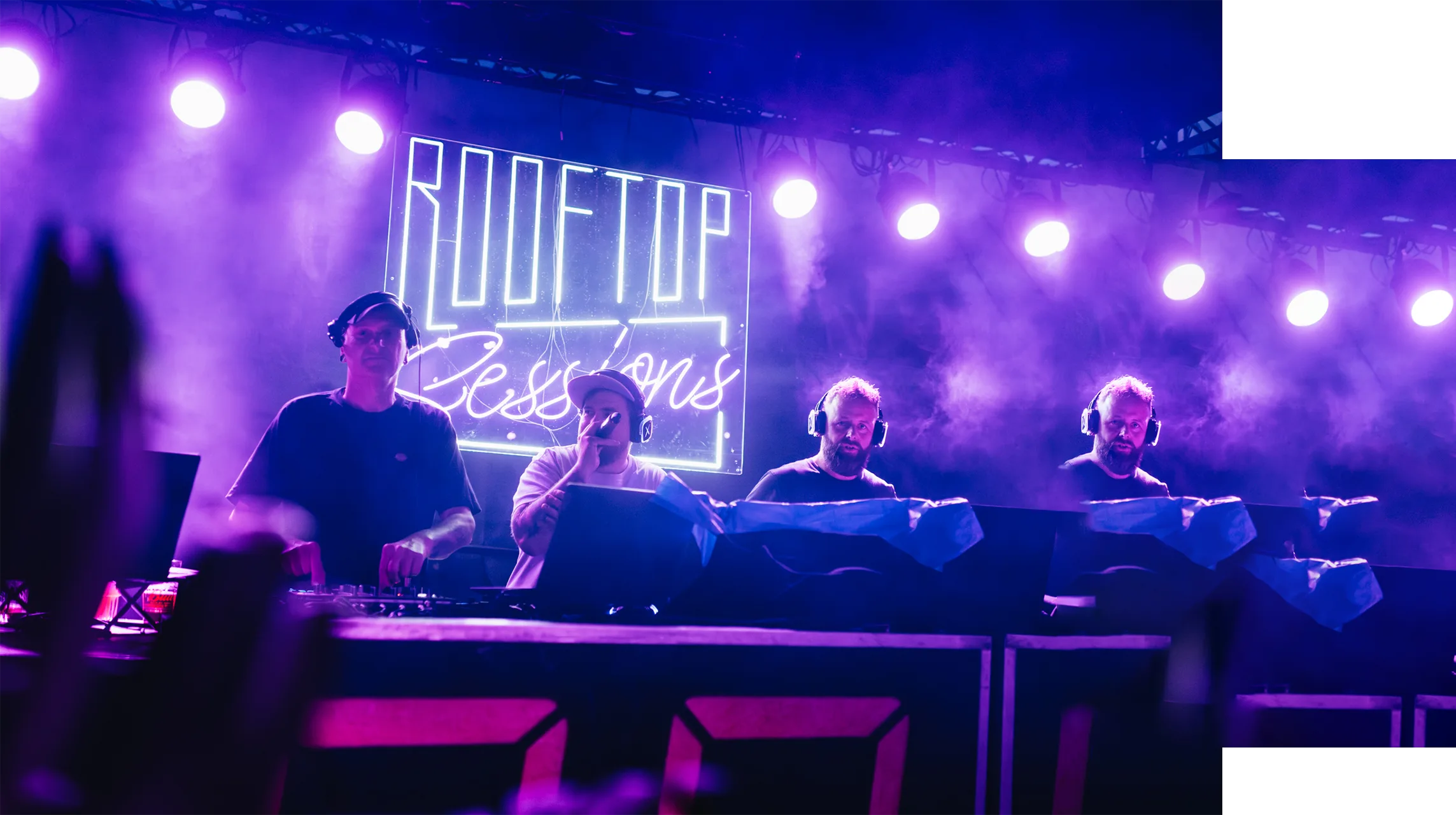 Superstijl DJ's op het podium